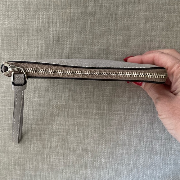 **SOLD!!** COACH CORNER ZIP WRISTLET - Picture 4 of 7